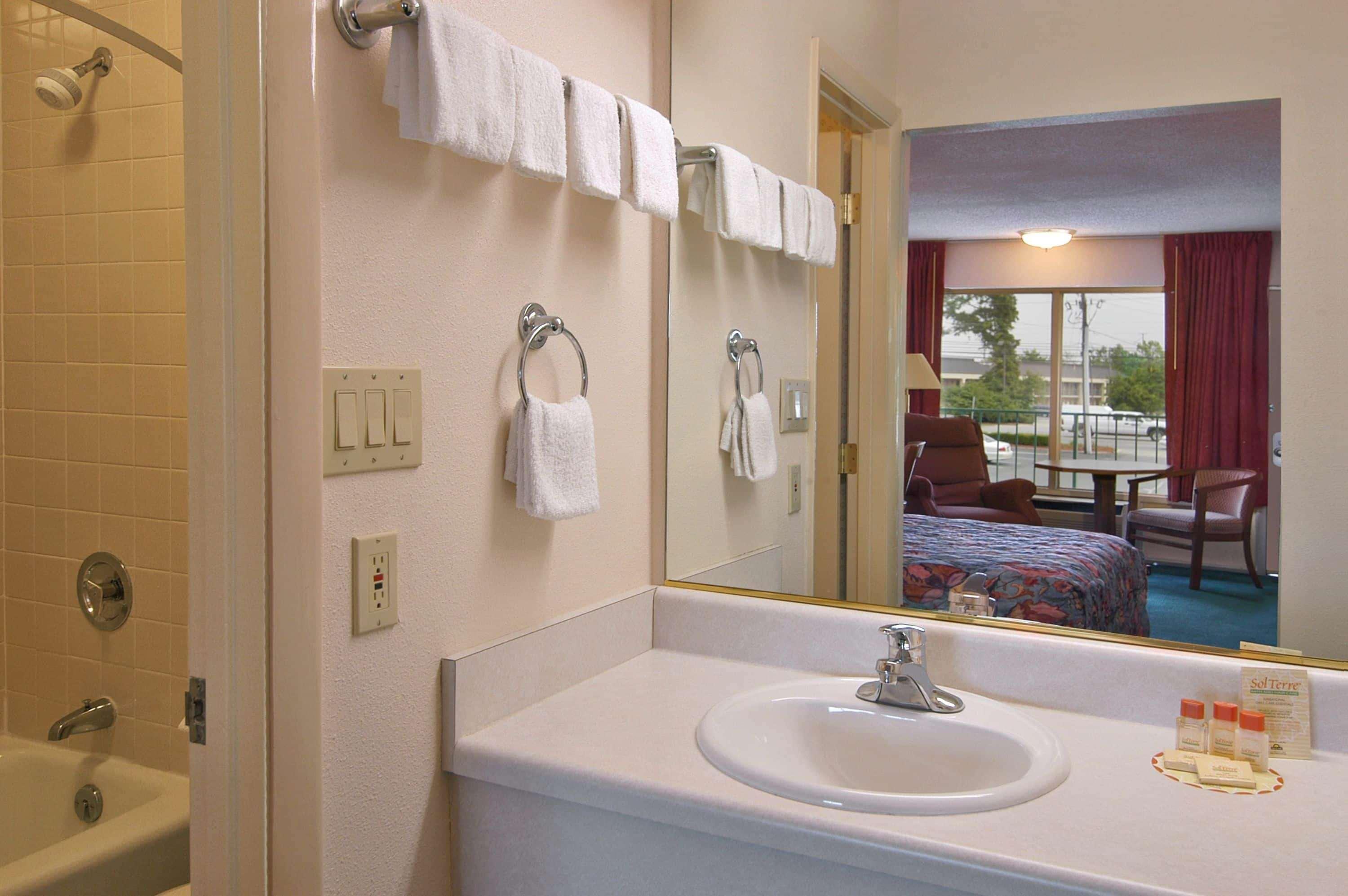 Days Inn By Wyndham Wilmington / University Екстер'єр фото